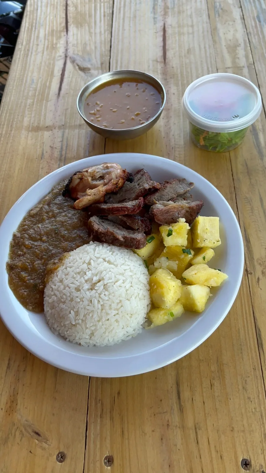 Prato com arroz, carnes assadas, mandioca e feijão servido no restaurante Éder Espetos em Dourados